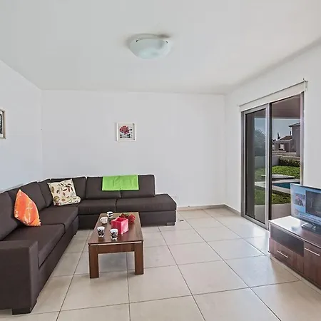 Villa Petreris Enas - Stunning 3 Bedroom With Pool - Short Walk To Nissi Avenue *